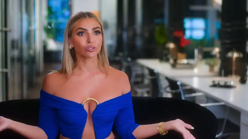 download selling the city - netflix original (season 1) dual audio {hindi-english} web-series - 480p | 720p | 1080p web-dl